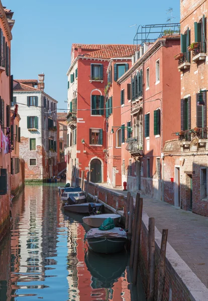 Venetië - kijken naar formulier brug ponte dei gesuiti kanaal — Stockfoto