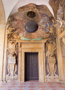 Bologna, İtalya - 15 Mart 2014: portallar üzerinden archiginnasio dış atrium