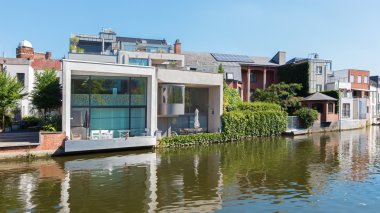 Mechelen, Belçika - 4 Ekim 2013: waterfront kanalı'nın modern müstakil ev.