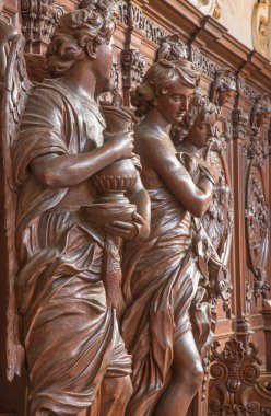 Antwerp, Belçika - 5 Eylül: st. charles borromeo kilisede kupa ile melek heykeli 5 Eylül 2013 antwerp, Belçika oyulmuş.