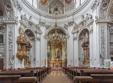 Vienna, Avusturya - ö. 17 Şubat 2014: NEF Barok servitenkirche - kilise 1670 yılında tamamlandı.