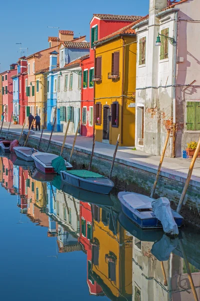 Benátky, Itálie - 13 března 2014: domy, vodní kanál z ostrova burano — Stock fotografie