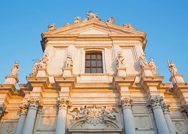 VENECIA, ITALIA - 13 DE MARZO DE 2014: Iglesia Chiesa dei Gesuiti (Santa Maria Assunta) a la luz del atardecer. — Foto de Stock