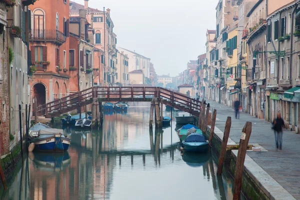 Venice, İtalya - 14 Mart 2014: fondamenta san alvise sokak ve sabah kanalda — Stok fotoğraf