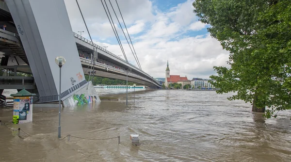 BRATISLAVA - JUNE 5: Danube at high flood by highest measured water and SNP bridge on background on June 5, 2013 in Bratislava, Slovakia. — Stock Photo, Image