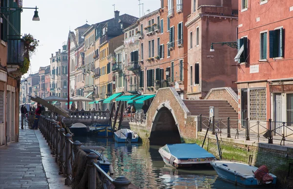Venice, Italië - 14 maart 2014: fundamenta en kanaal rio di santa anna in Avondlicht — Stockfoto
