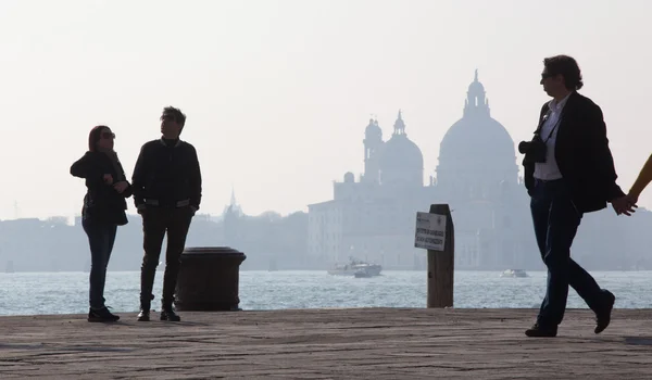 威尼斯，意大利-2014 年 3 月 14 日： 行走在滨水区轮廓的圣玛丽亚德敬礼教会. — 图库照片