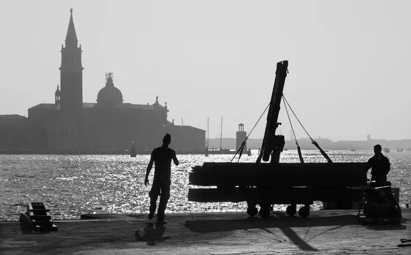 VENECIA, ITALIA - 14 DE MARZO DE 2014: Reparación en el paseo marítimo y silueta de la iglesia de San Giorgio Maggiore . — Foto de Stock