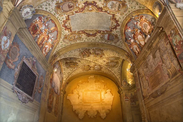 Bologna, Itálie - 15 března 2014: strop a stěny vnější Atrium archiginnasio. — Stock fotografie