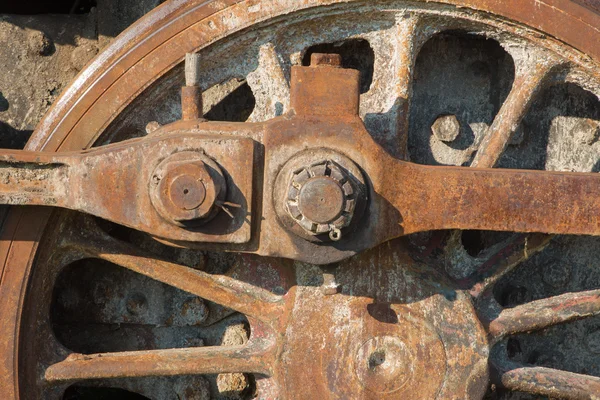 Detaljer om drivstangmekanismen på gammelt damplokomotiv i rust – stockfoto