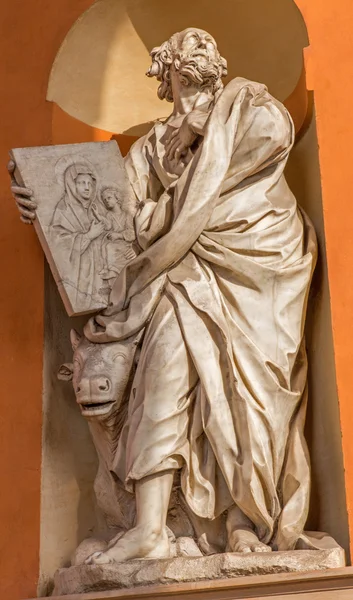 BOLOGNA, ITÁLIA - 15 DE MARÇO DE 2014: Estátua barroca de São Lucas Evangelista do portal oeste da igreja Chiesa della Madonna di San Luca . — Fotografia de Stock