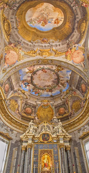 波洛尼亚、 意大利-2014 年 3 月 16 日： 天花板壁画和祭坛从巴洛克式教堂圣多米尼克-玫瑰教堂圣多米尼克由安杰洛 · 米歇尔法国 e 菲拉 mitelli (1655年 1657年). — 图库照片