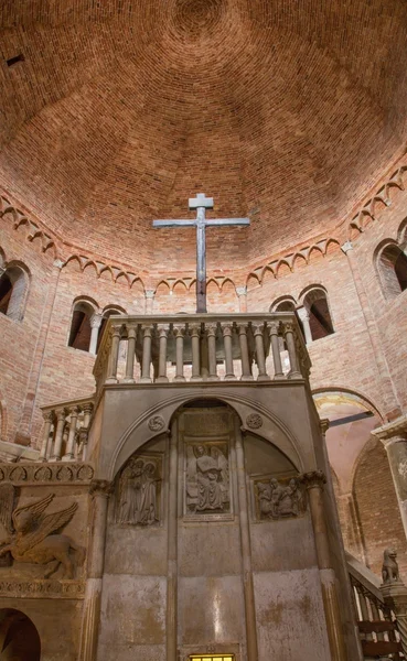 Bologna, Olaszország - március 16, 2014-re: románkori templom Szent István vagy a santo stefano templom komplex. — Stock Fotó
