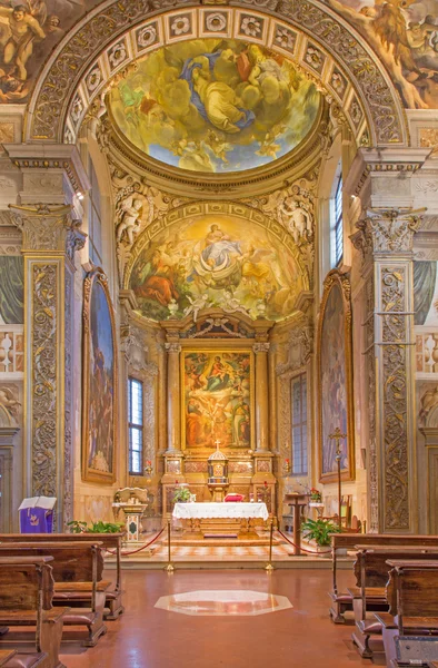 Bologna, italien - 17. märz 2014: presbyterium und hauptaltar der kirche san michele in bosco mit farbe von frederico gnudi (1850) und fresko von c. m. canuti. — Stockfoto