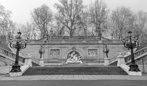 Bologna - fontana della ninfa e del cavallo marino - fontänen nymf och seahorse (marmor från carrara scalinata) i park - parco della montagnola av diego sarti (1896) — Stockfoto