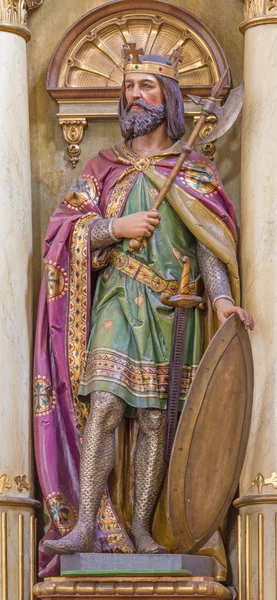 Roznava, Slowakei - 19. April 2014: geschnitzte Statue des Hl. Stiefhuhn - König von Ungarn vom Hauptaltar der franziskanischen Kirche. — Stockfoto