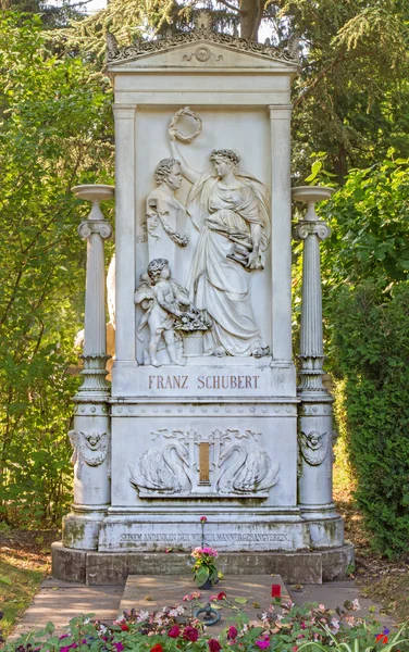 VIENNA - JULY 27: Tomb of composer Franz Schubert on the Centralfriedhoff cemetery by artist C. Kundmann from years 1888 on July 27, 2013 Vienna. — Stock Photo, Image