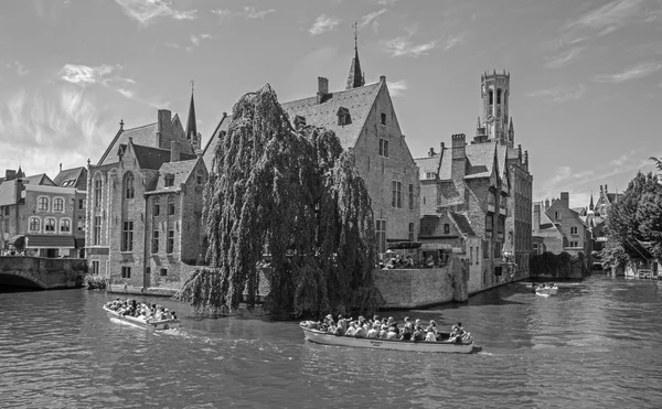 Bruges - Vue depuis le Rozenhoedkaai à Bruges avec la maison Perez de Malvenda et Belfort van Brugge en arrière-plan . — Photo