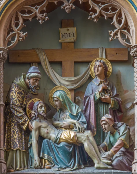 梅赫伦、 比利时-2014 年 6 月 14 日： 跨 de dyle 雕刻救济圣母怜子图在教会里的新哥特式侧面祭坛上我们的女主角. — 图库照片