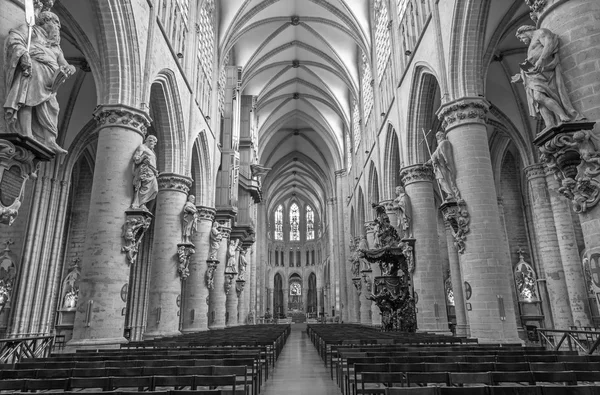 BRUXELAS, BÉLGICA - 16 DE JUNHO DE 2014: Nave da catedral gótica de São Miguel e São Gudula . — Fotografia de Stock