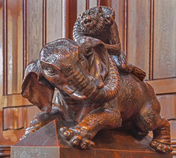 Bratysława, Słowacja - 11 lutego 2014: słoń symboliczne rzeźbione rzeżba z ławki w prezbiterium w matins Katedra z lat 1863-1878 z produkuje a. furst j. hutterer. — Zdjęcie stockowe