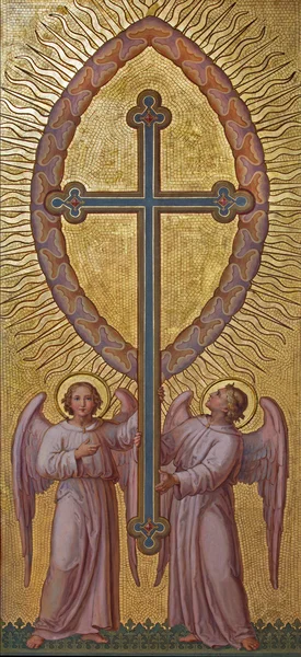 Wien, Österrike - 17 februari 2014: änglar med korset av josef kastner 1906-1911 i Karmelitorden kyrka i Döbling. — Stockfoto