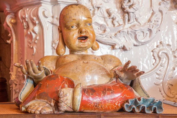 SAINT ANTON, SLOVAKIA - FEVEREIRO 26, 2014: Estátua de madeira de suplicante como caixa de dinheiro no salão chinês a partir de 19. cent. no palácio Saint Anton . — Fotografia de Stock