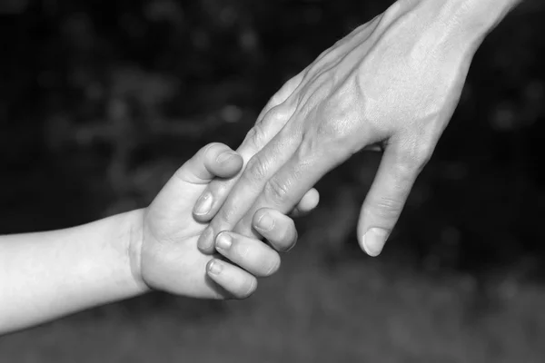 Mano della madre e del bambino — Foto Stock