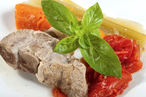 Caldo de carne com um pedaço de vitela — Fotografia de Stock