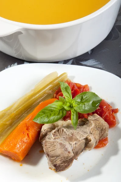 Caldo de ternera con un trozo de ternera — Foto de Stock