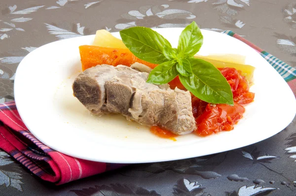 Caldo de carne com um pedaço de vitela — Fotografia de Stock