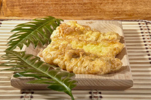 Morue farinée cuite dans une casserole Image En Vente