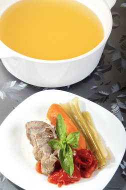 bir parça Dana eti ile et suyu