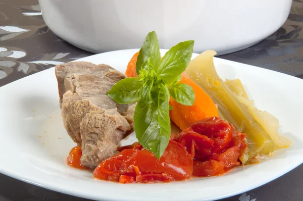 Caldo de carne com um pedaço de vitela — Fotografia de Stock