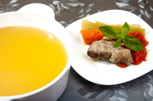 bir parça Dana eti ile et suyu