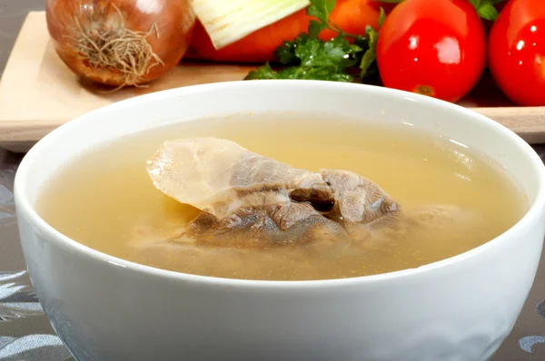 Brodo di manzo con un pezzo di vitello — Foto Stock