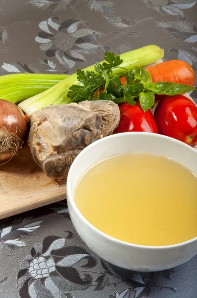 Brodo di manzo con un pezzo di vitello — Foto Stock