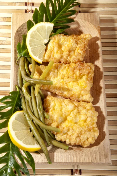 Morue farinée cuite dans une casserole Photo De Stock