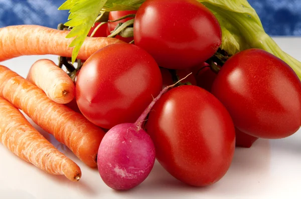 Korb mit gemischtem Gemüse — Stockfoto
