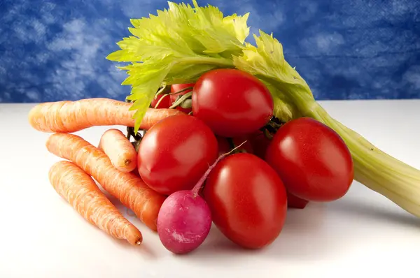 Basket of mixed vegetables — Stock Photo, Image