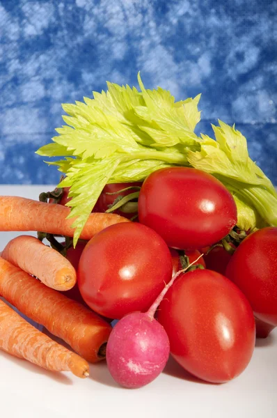 Korb mit gemischtem Gemüse — Stockfoto