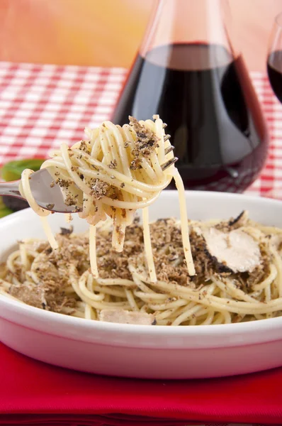 Spaghetti with black truffles — Stock Photo, Image