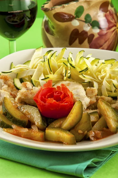 Putenstreifen mit Tomaten und Zucchini — Stockfoto