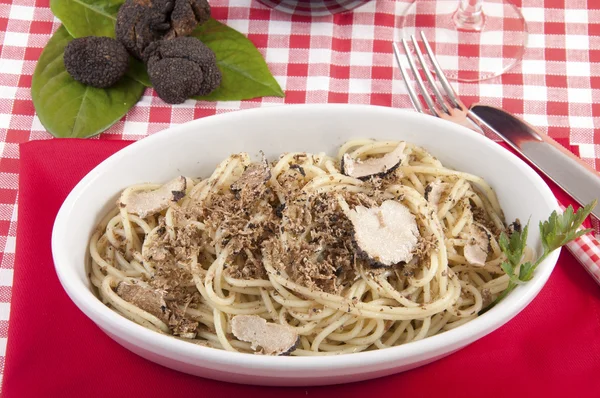 Spaghetti mit schwarzen Trüffeln lizenzfreie Stockbilder