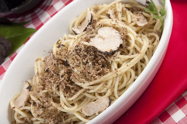 Spaghetti al tartufo nero Foto Stock