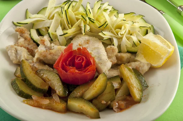 Strisce di tacchino arrosto con pomodoro e zucchine Foto Stock