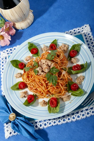 Spaghetti with tuna sauce — Stock Photo, Image