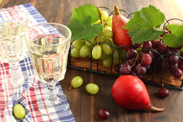 Vasos de vino blanco, uvas y peras —  Fotos de Stock