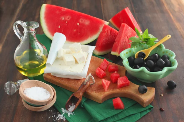 Maken van een watermeloen salade met feta en olijf — Stockfoto