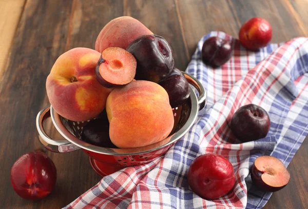 Peaches and plums — Stock Photo, Image